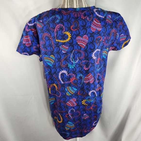 B Scrubs NWT Blue w/ Multicolored Heart Print Scrub Top Size Medium - Picture 4 of 7